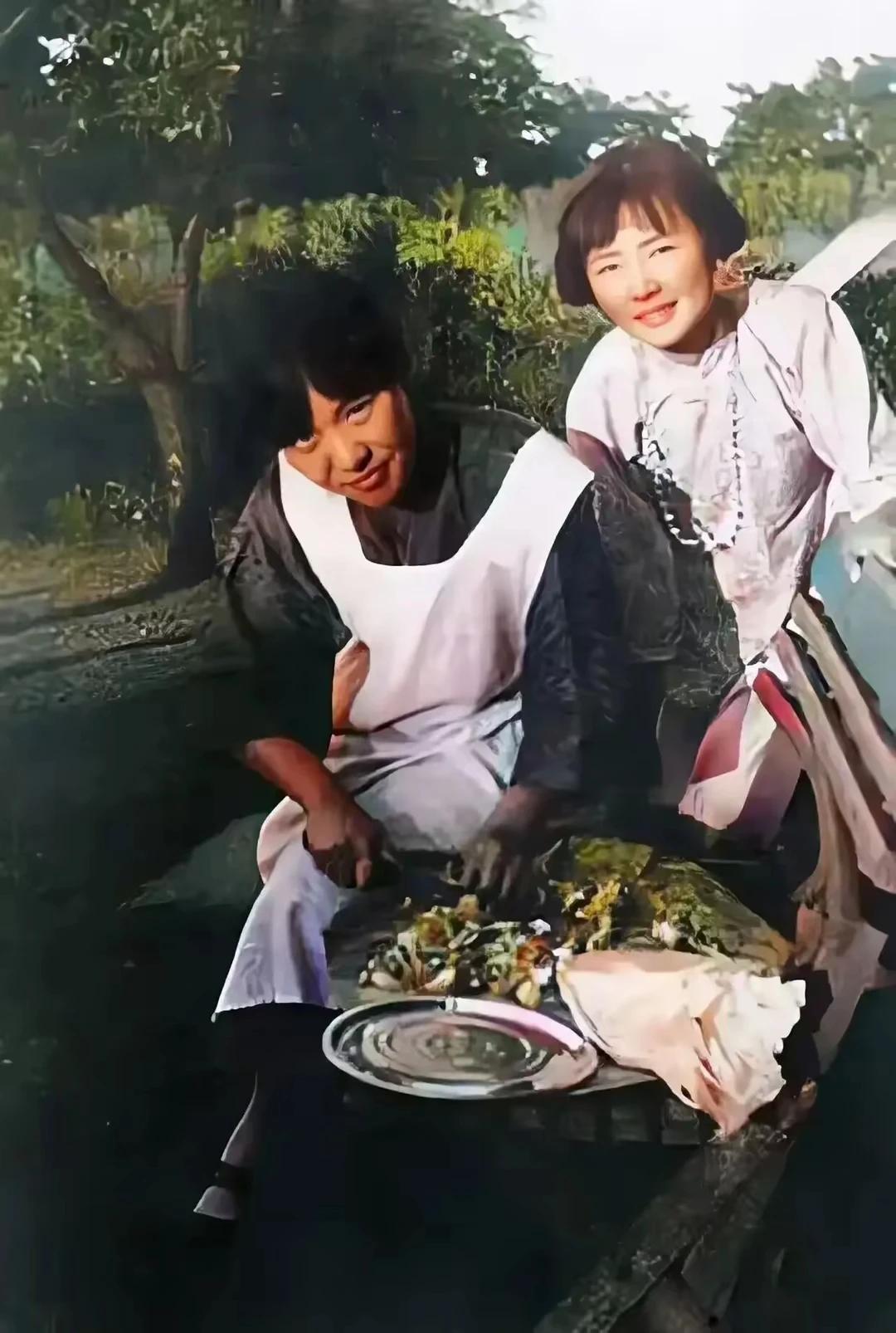 林徽因和某女站一块，那就是白富美大小姐和她的菲佣的即视感

所以嘛，某人为啥要写