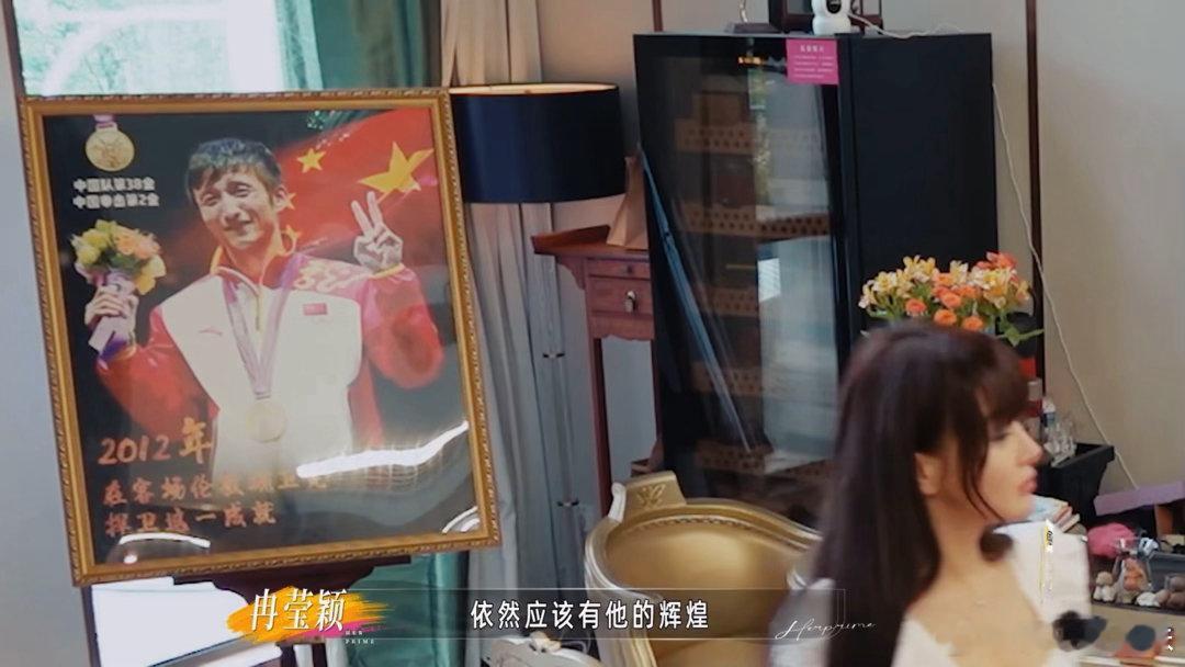 邹市明取下冠军照邹市明把冠军照换成全家福好有温度的一幕，邹市明想把客厅留给全家福