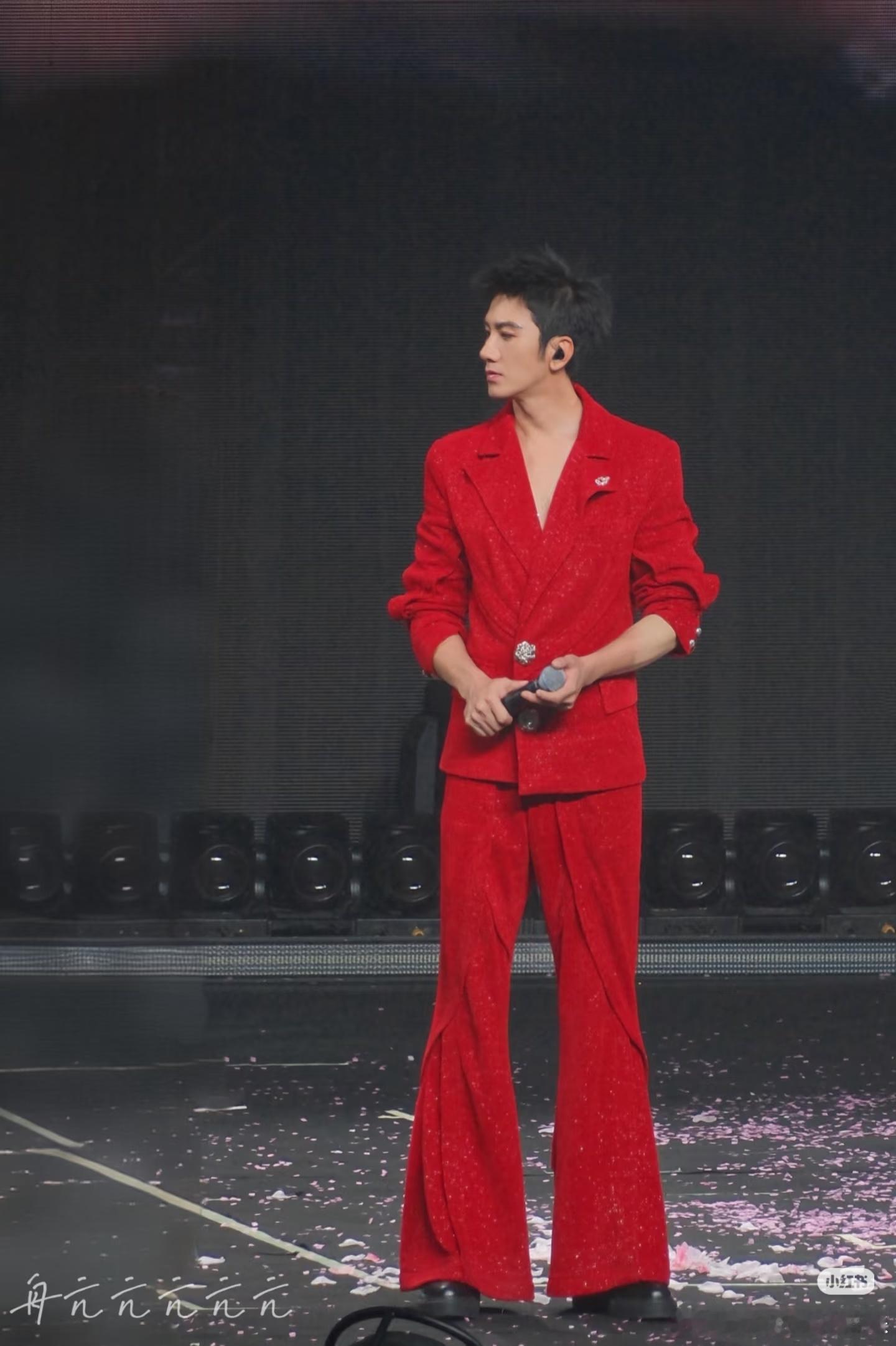 肖顺尧是不是圆规精啊？真的好长一条人啊 感觉有点对着腿控贴脸放腿的自觉了