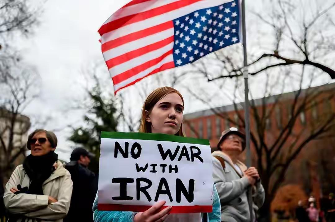 加拿大曼尼托巴省省长瓦布·基纽在集会上发出疾呼：任何一名加拿大人绝不应该为了捍卫