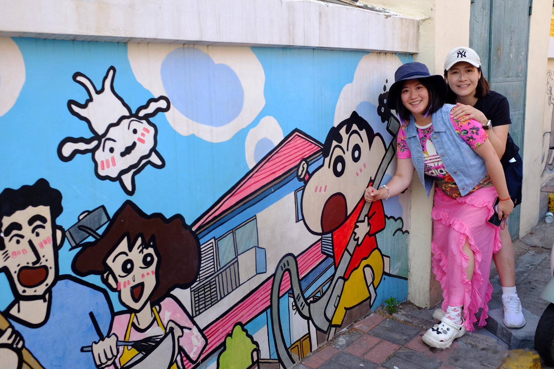 可可爱爱的壁画，还有和壁画同款裙子的小女孩 