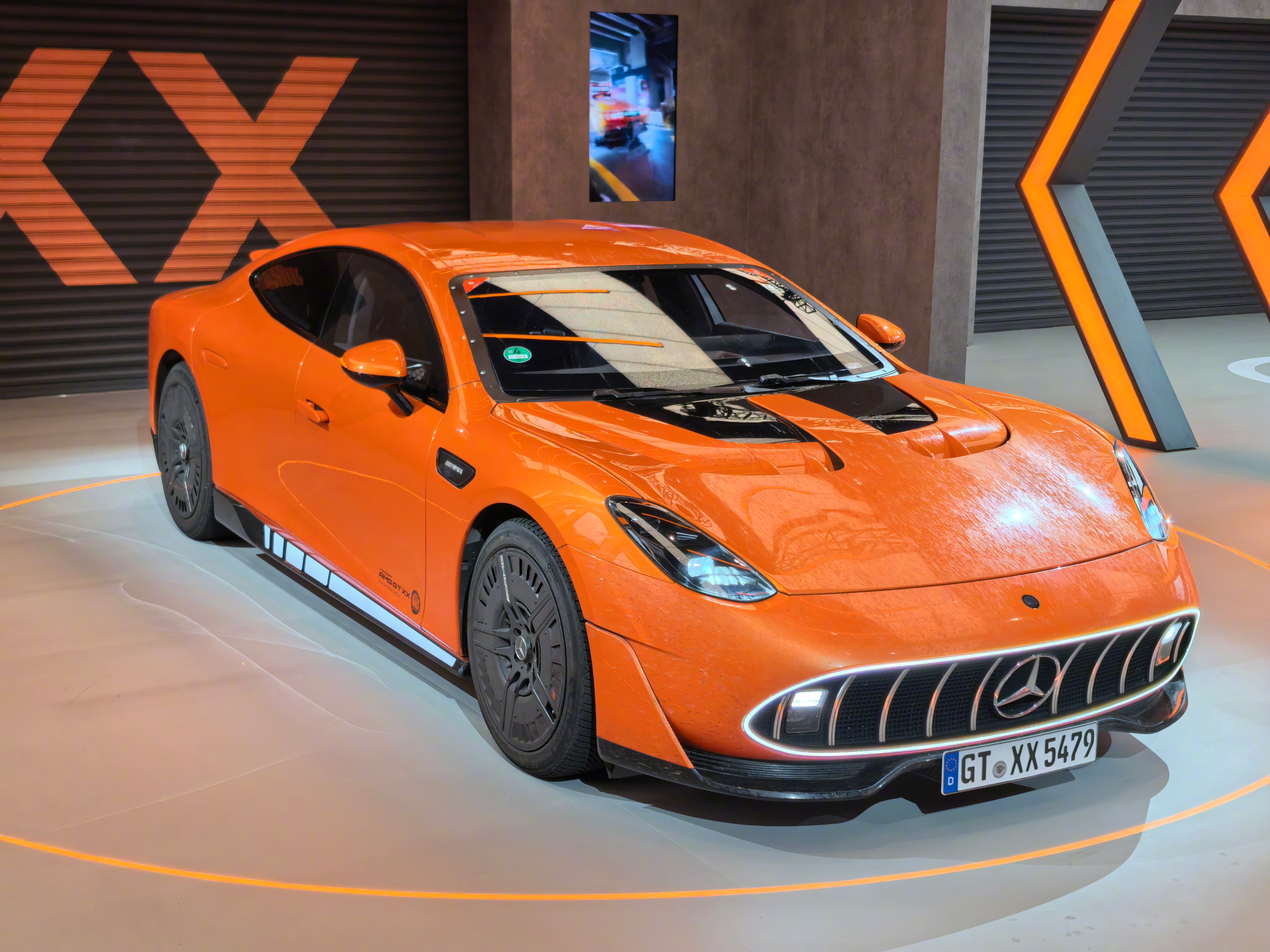 今天拍了奔驰的AMG GTXX，这个用了很多新科技的高性能车。非常流线的外观，加