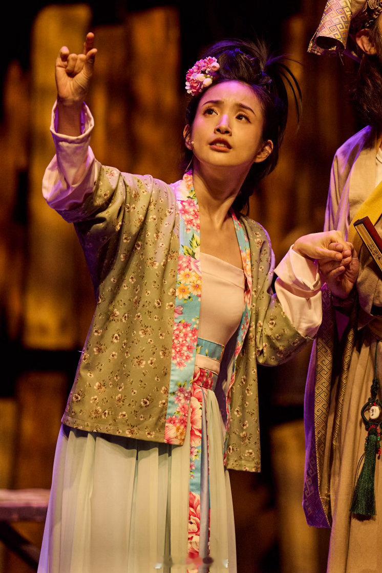 林依晨张震让我们吃的很好 想象一下坐在台下看林依晨演春花，看张震演他的角色，光是