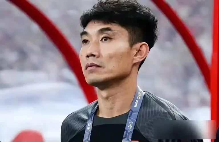 我一直不明白，郑智为何要扭着国足，自己去执教一支俱乐部，青年队，自己去搞青训，甚