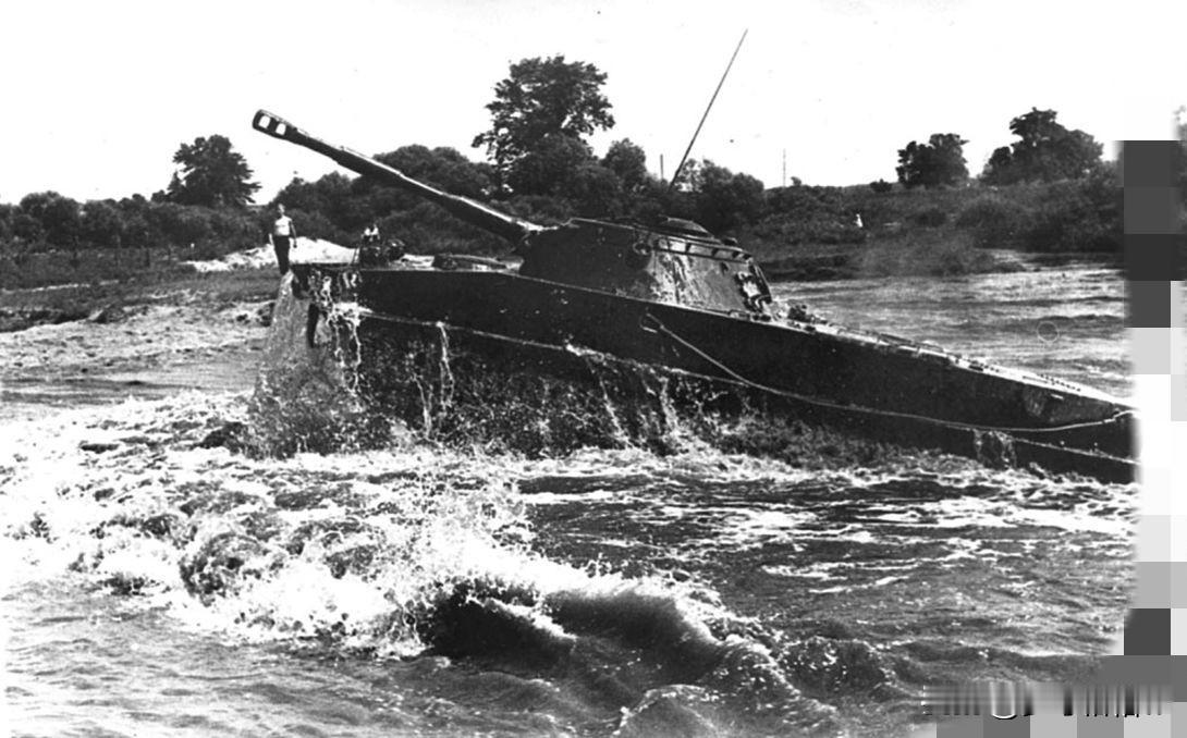BTR-50（图3-6）是苏联军事工业在PT-76坦克（图1-2）基础之上开发的