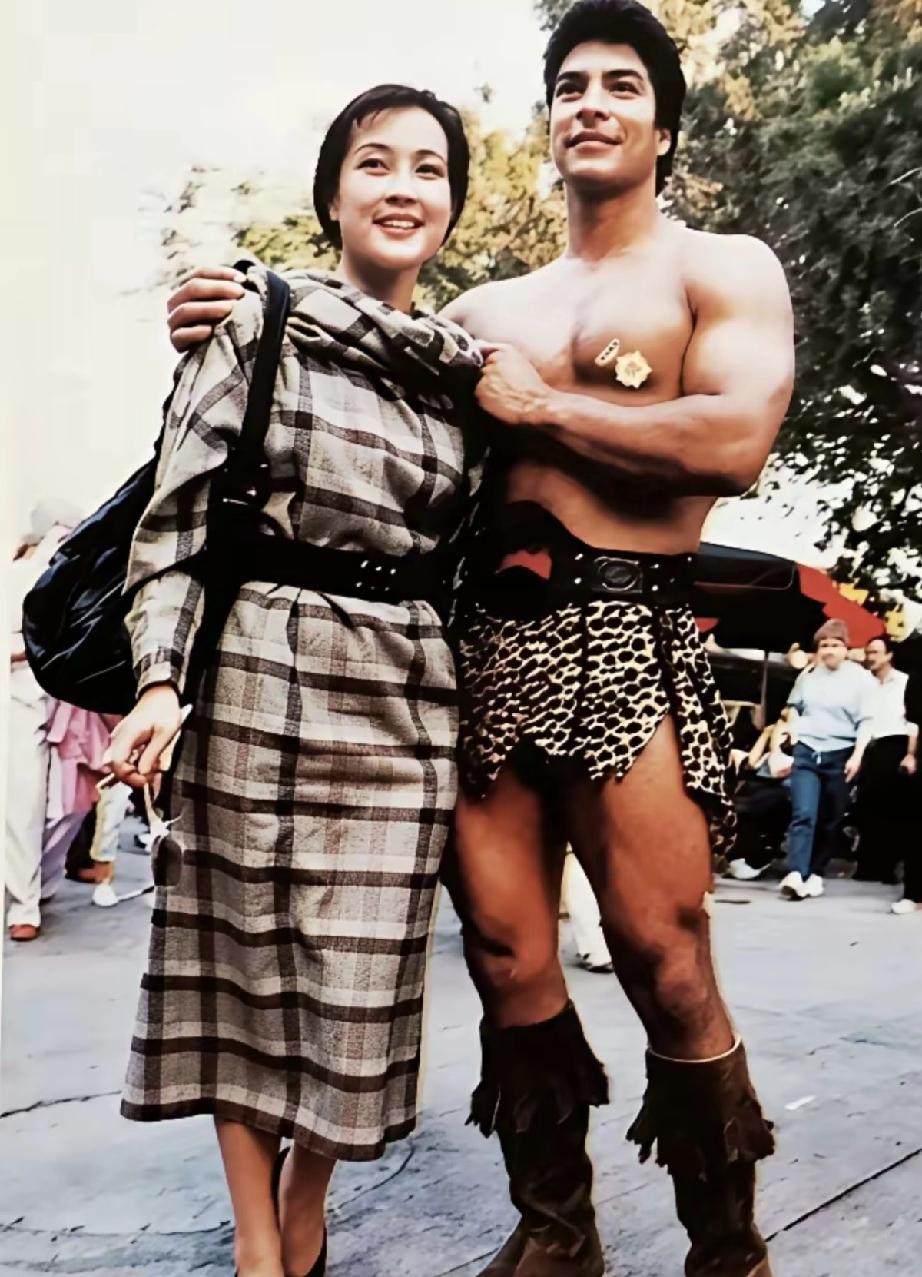 刘晓庆和肌肉男合影，他们好像是生活在不同季节的两个人；
栗原小卷和刘晓庆合影，刘