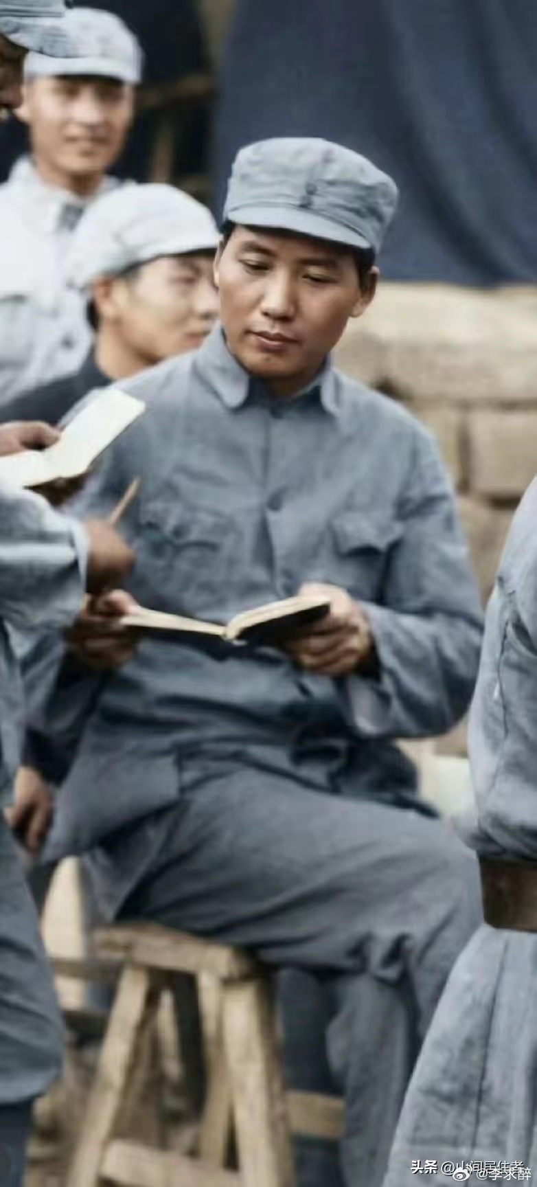 青年时代的毛主席，这张老照片气度非凡、令人动容！毛主席身着整洁利落的八路军军装，