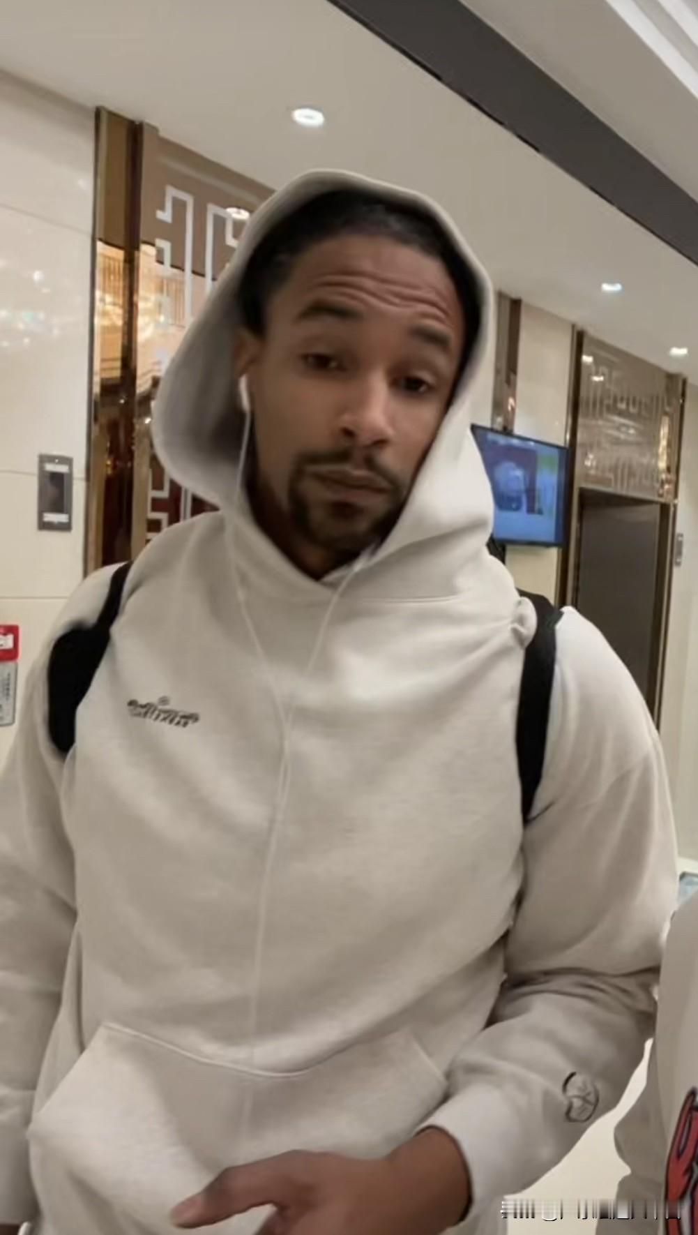 广东宏远内线外援，老熟人萨林杰已到宏远酒店，至此球队已官宣的三外援全部归队，新赛