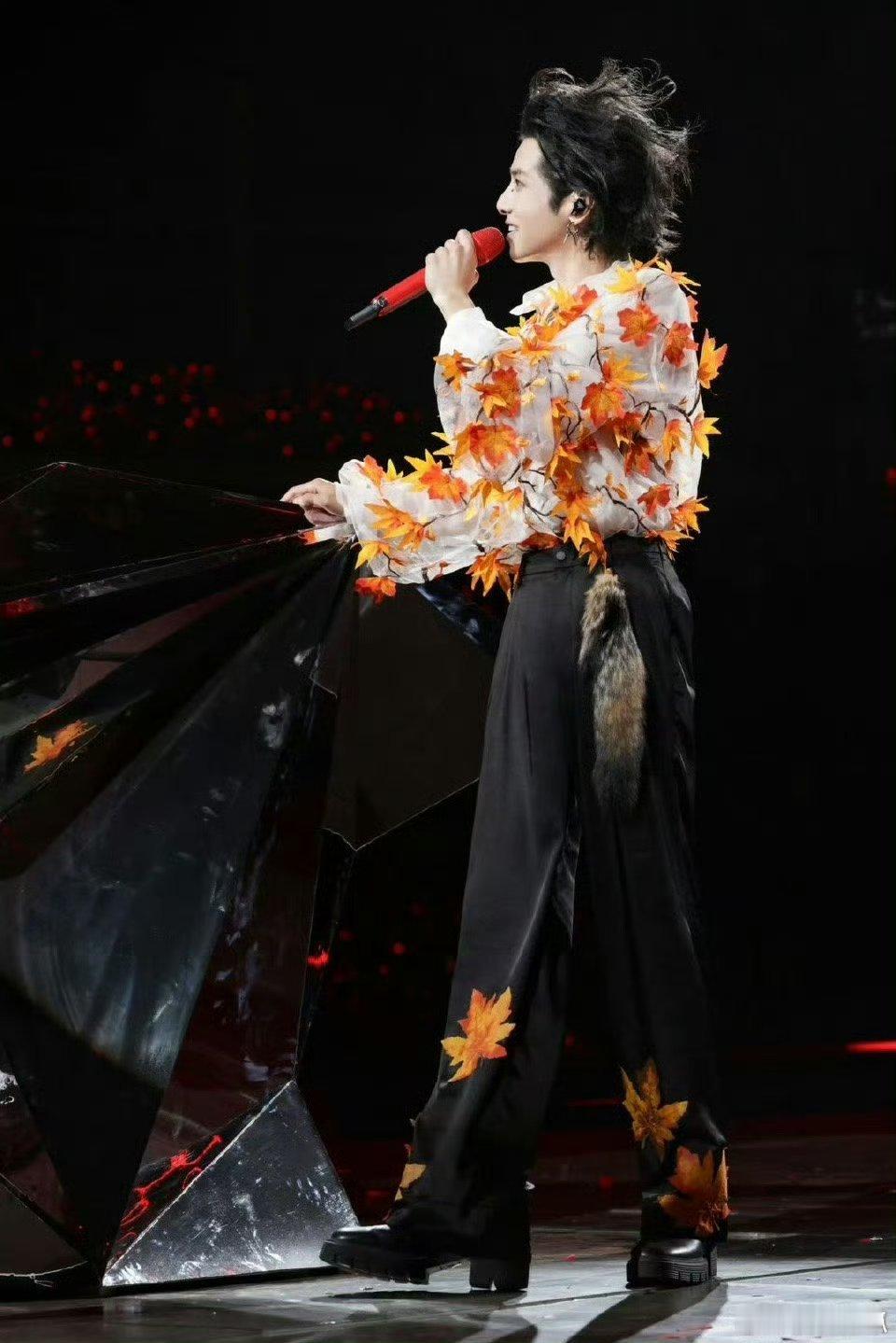 华晨宇挑战五万人三声部阿卡贝拉谁懂啊！在华晨宇的演唱会上，5万人变身超燃合唱团，