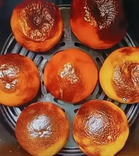 冬天吃水果，有些直接生吃可不行，加热吃才是“养生秘籍”。比如梨，它水分足，加热后