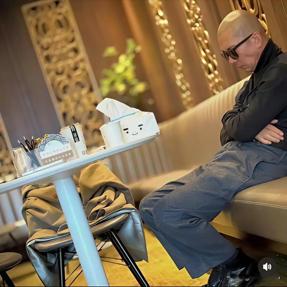 大家都认为他是表演型人格，过气艺人靠演深情吃流量。

具俊晔的韩国好友说具俊烨情