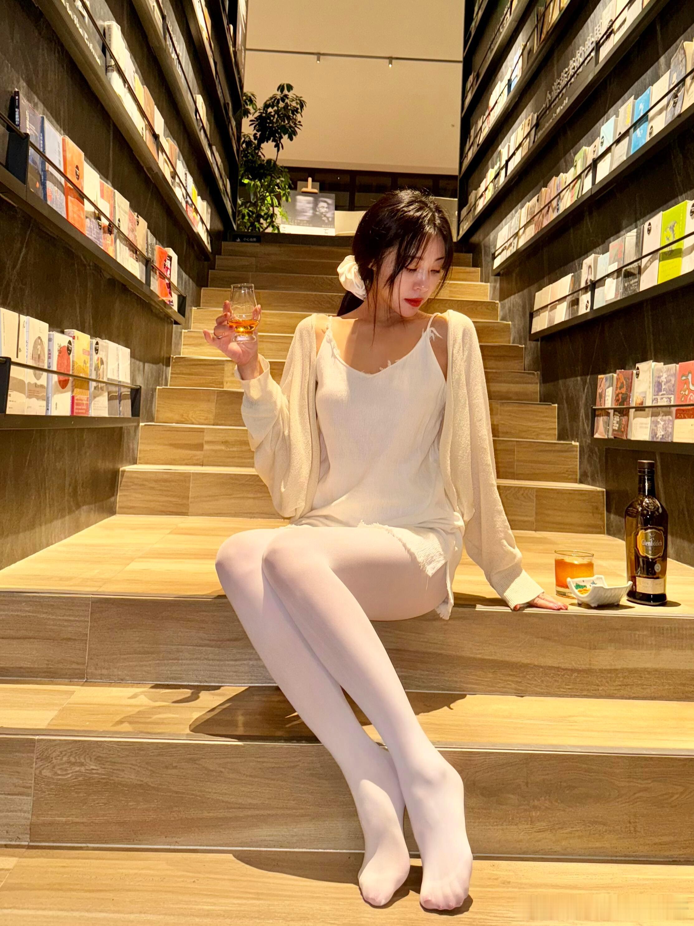 穿白丝喝红酒～ ​​​