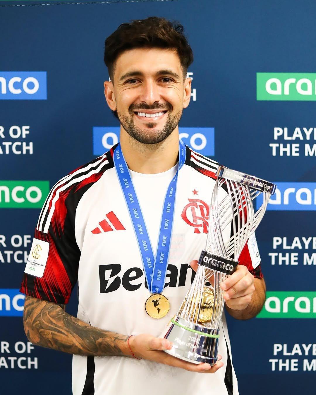 凭借德阿拉斯凯塔的梅开二度，弗拉门戈2-1击败蓝十字，晋级洲际杯半决赛，德阿拉斯