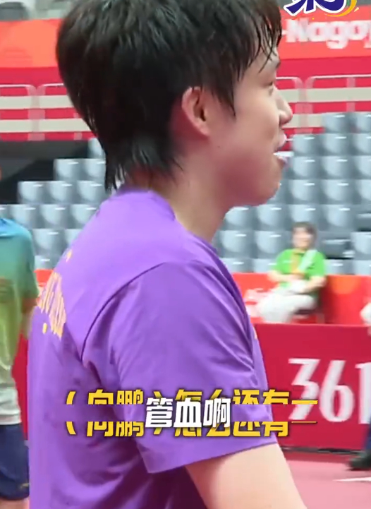 王楚钦调侃向鹏是程咬金血条厚国乒又出训练场金句！王楚钦和向鹏多回合拉扯，左右开弓
