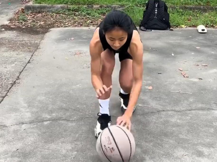 17岁的张家裔原本只是个贫苦的农村女孩，靠着自己的努力自学篮球，最后被资助去美国