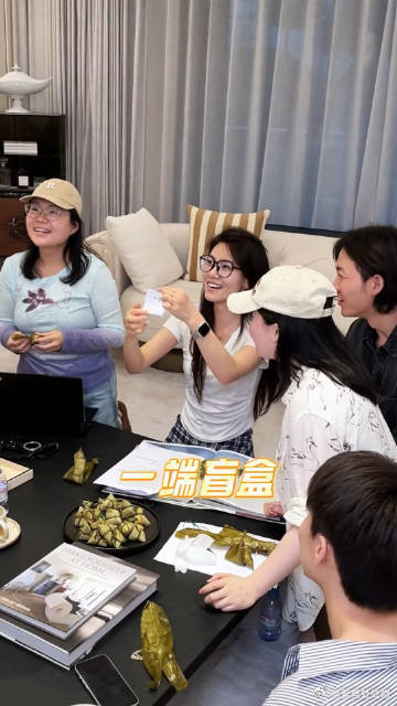贾乃亮贾乃亮身为知名艺人却格外亲民，端午放下行程陪员工包粽子，准备超多实用又贵重