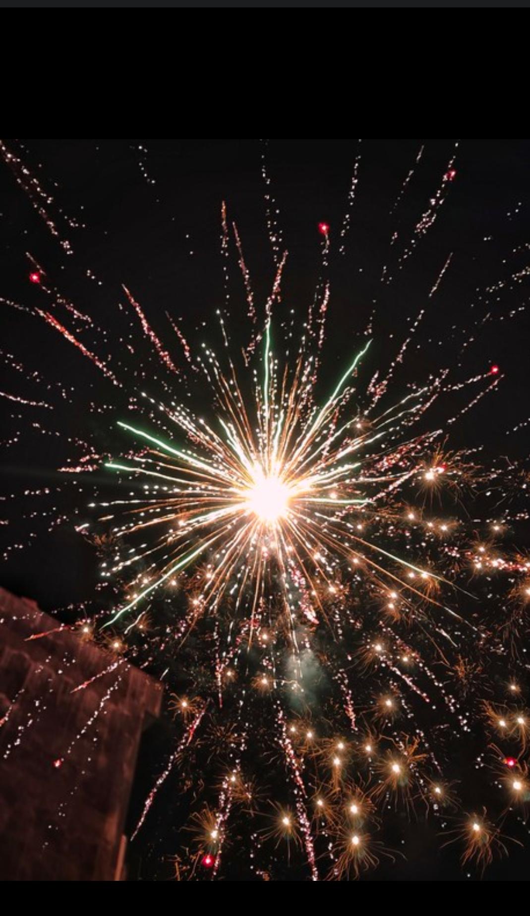 刚刚，一个燃放烟花的男子被警察抓走了！
    刚才正在吃饭，窗外突然绽放起绚烂