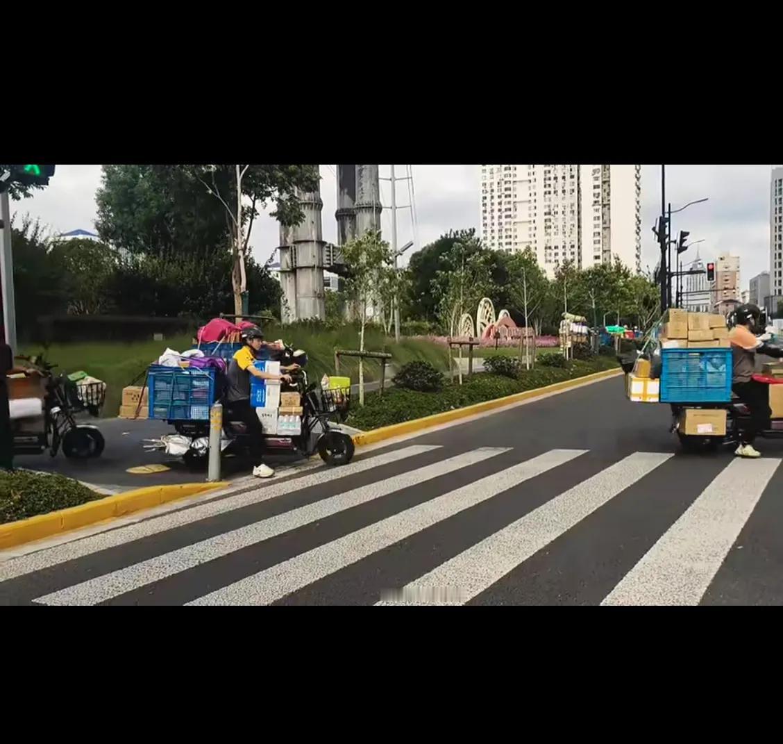 外国人用中国的三蹦子用的呼呼啦啦的风生水起，但是在中国的某些城市却禁止一些快递人