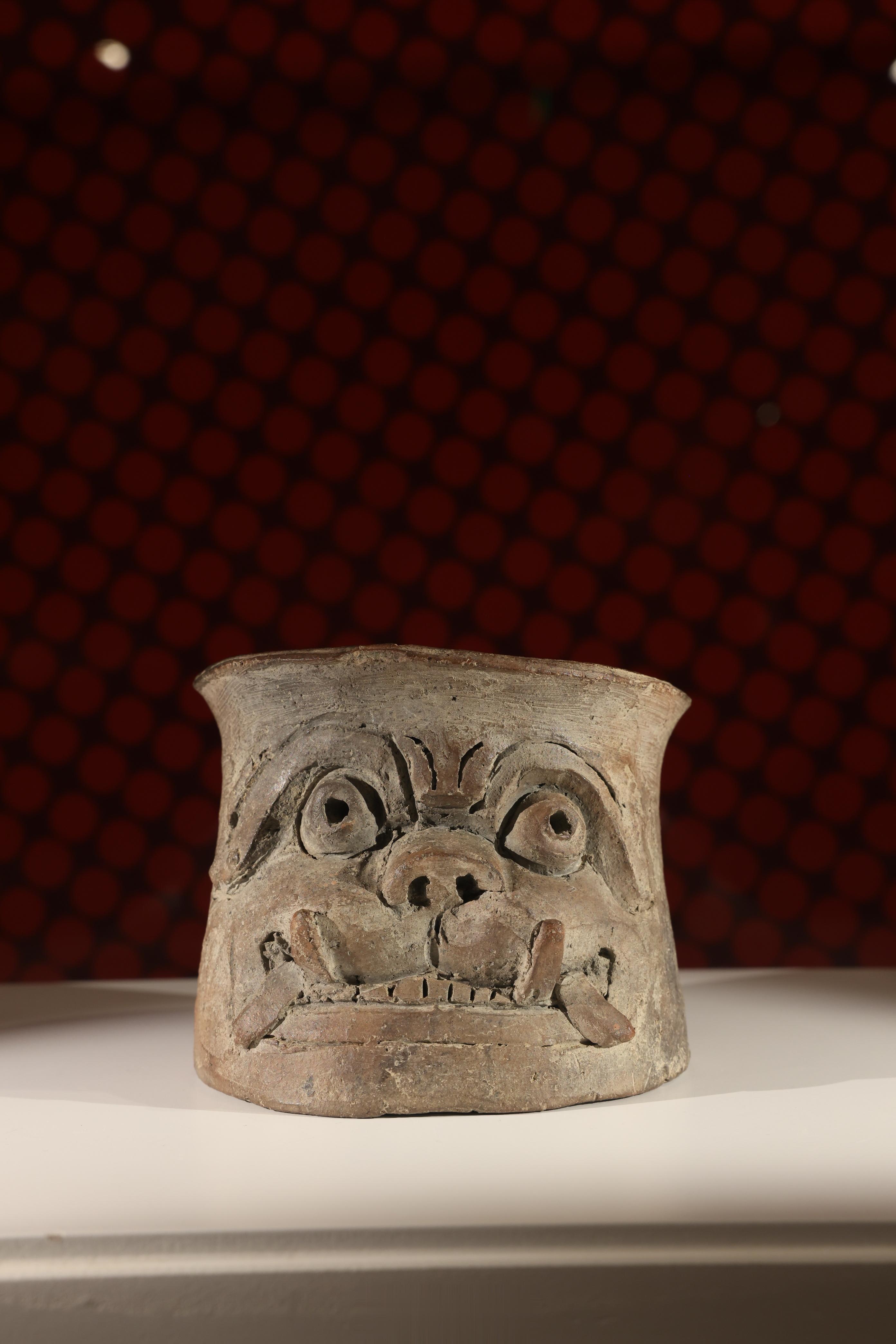 人脸圆柱形陶碗Cylindrical bowl depicting a face