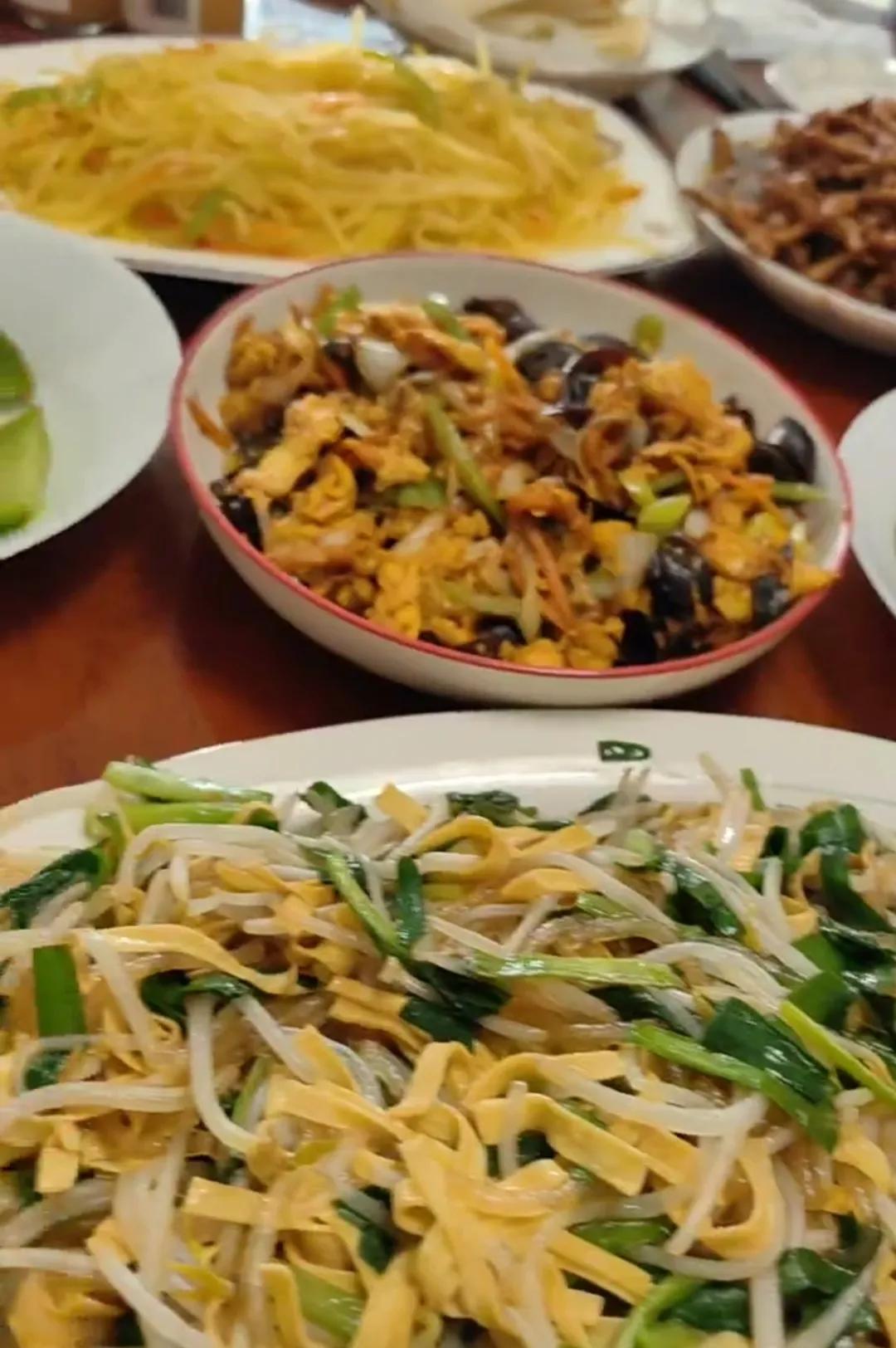 昨天打春，这么多亲朋好友里，就营口鲅鱼圈晚辈杨明家“春意浓浓”。
他老舅妈过来给