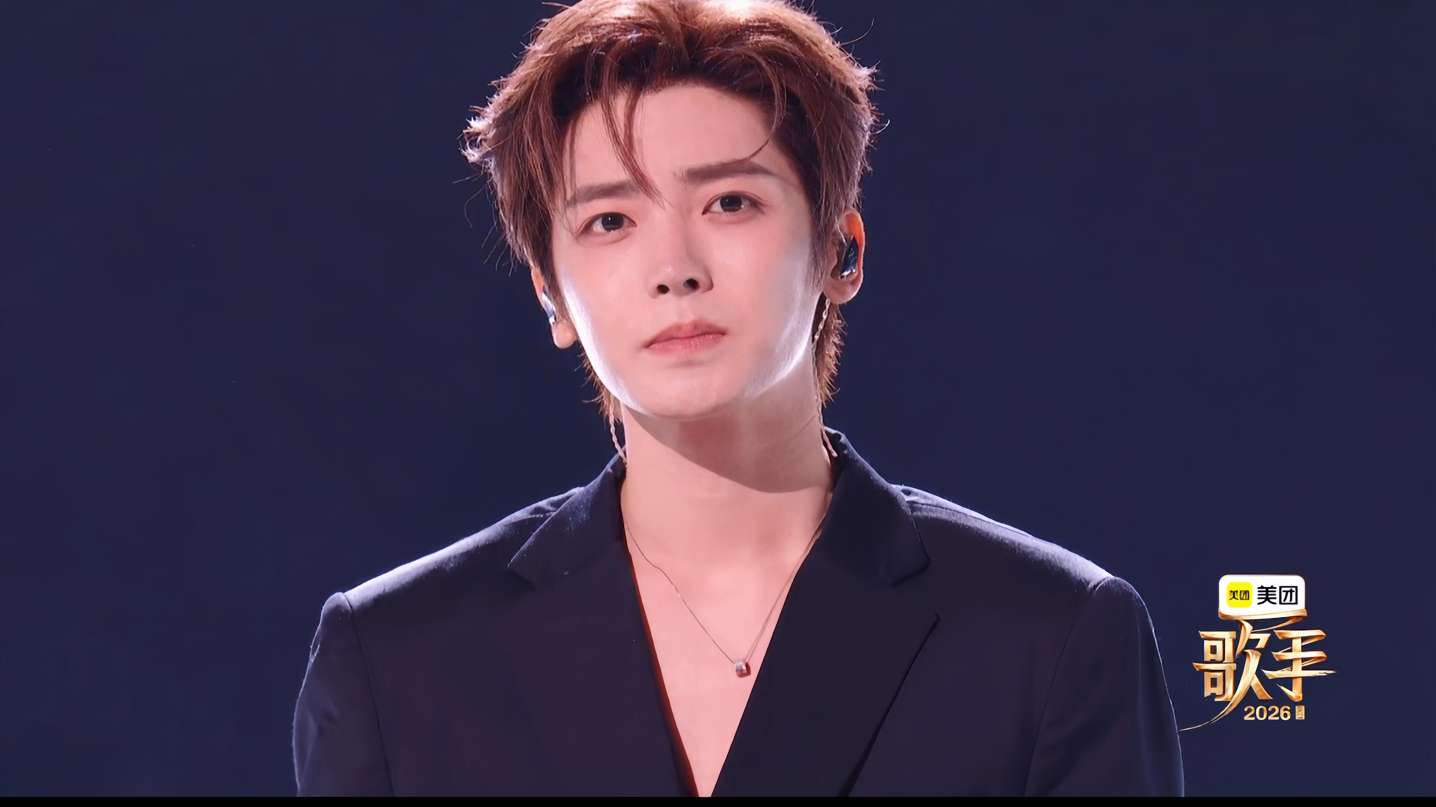 侯明昊粉丝吃得也太好了侯明昊把歌手先当爽再说单曲音综演唱会三连输出，侯丝也太幸福