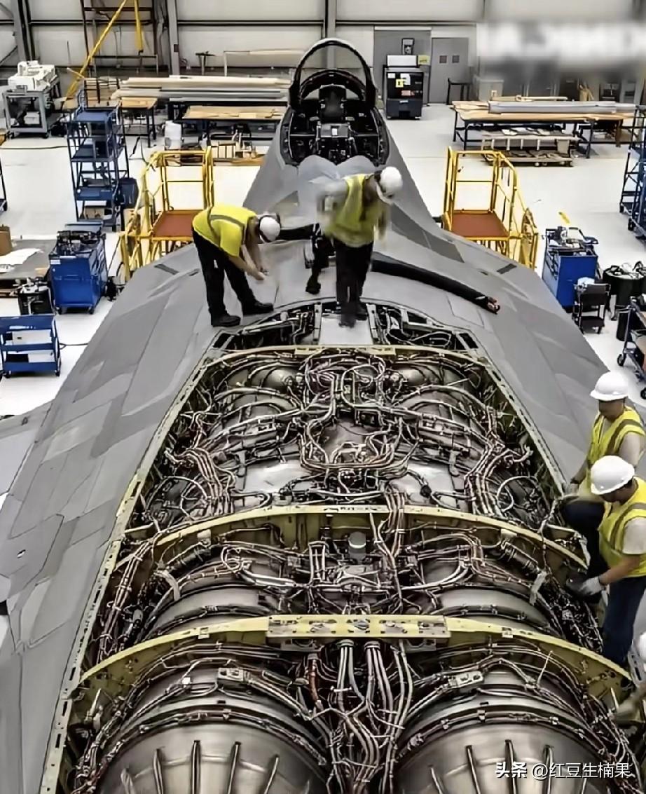 先进的战斗机内部，原来这么复杂，怪不得现在放眼世界也就只有少数几个国家能制造先进