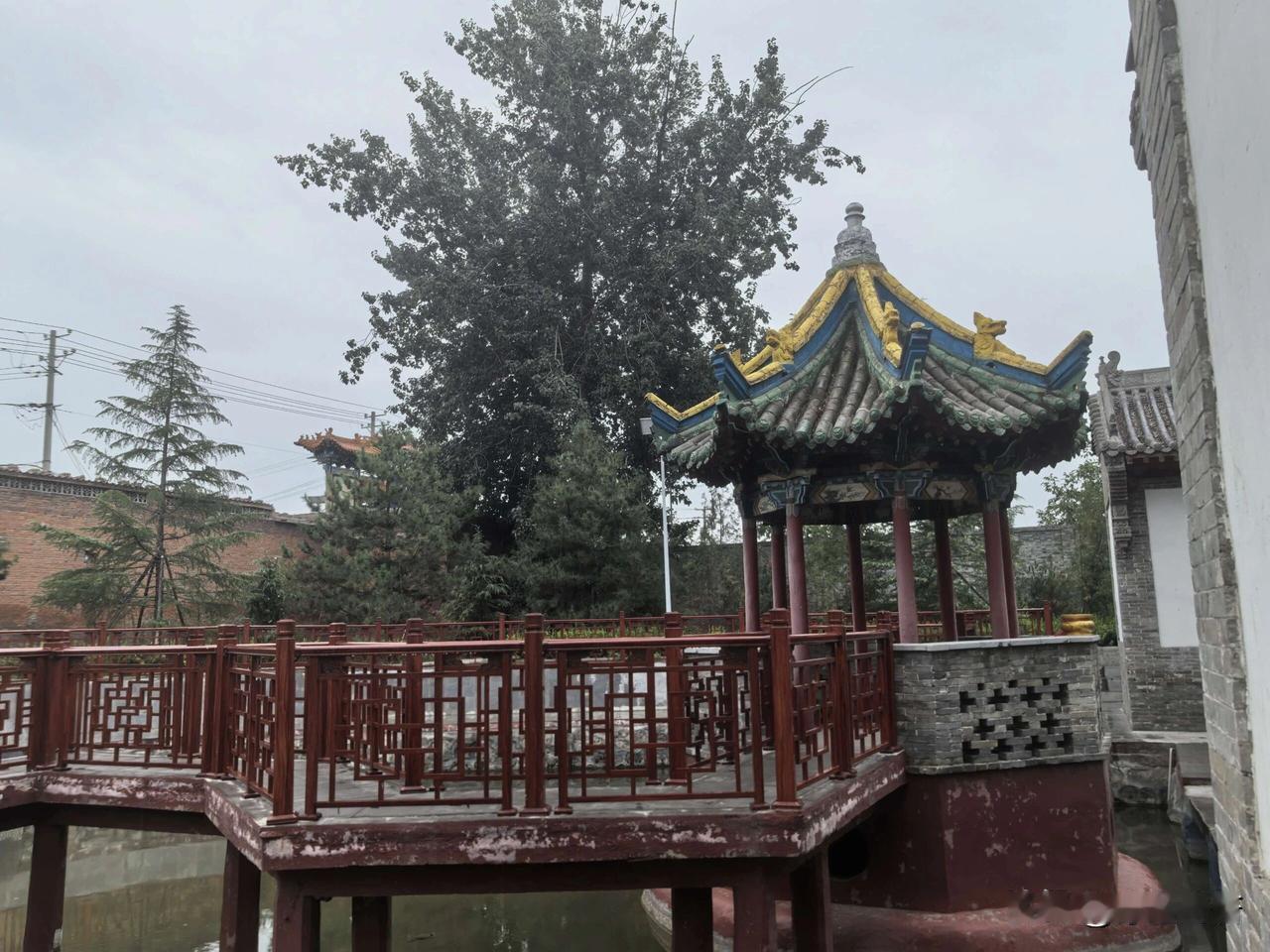 夏日生活打卡季坐落洪洞堤村的龙眼泉，始于元代旧称八宝泉，池水澄澈，古亭伫立。历经