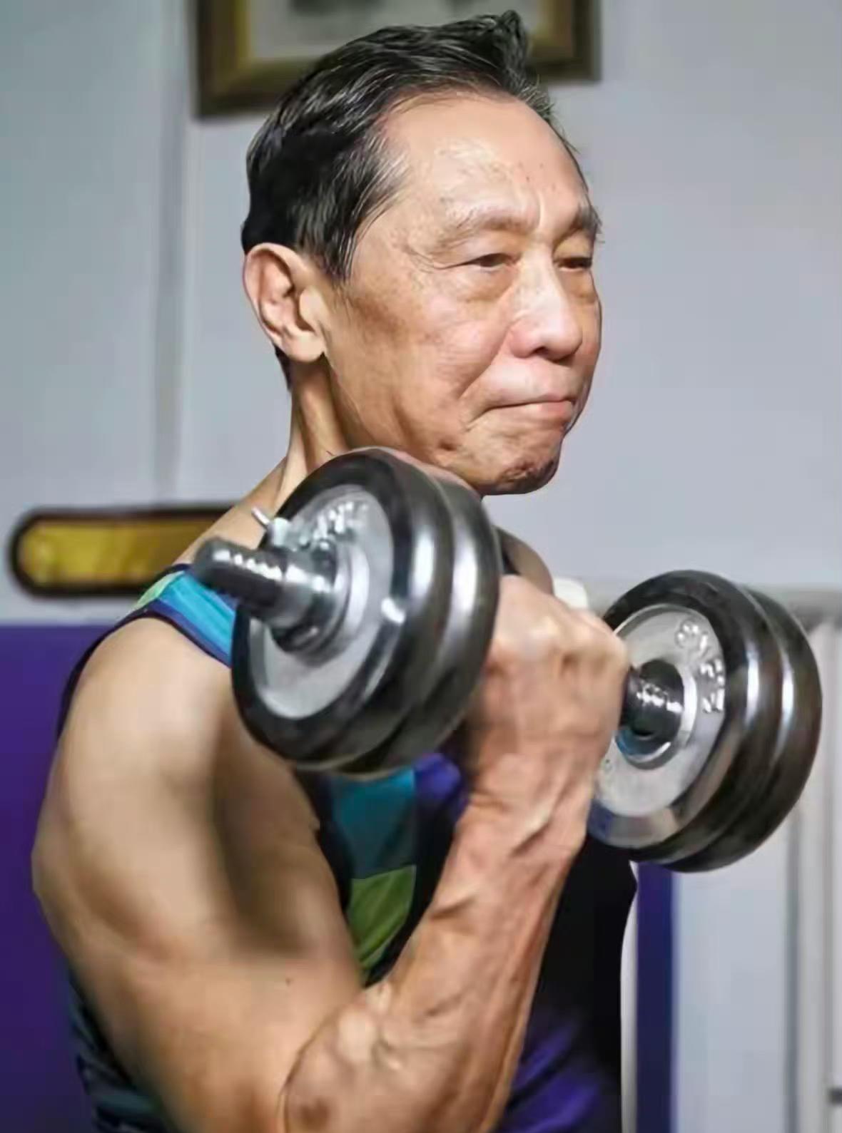 仅差4个月出生，命运天差地别！两人的晚年，狠狠打醒熬夜透支的中年人

很多人第一