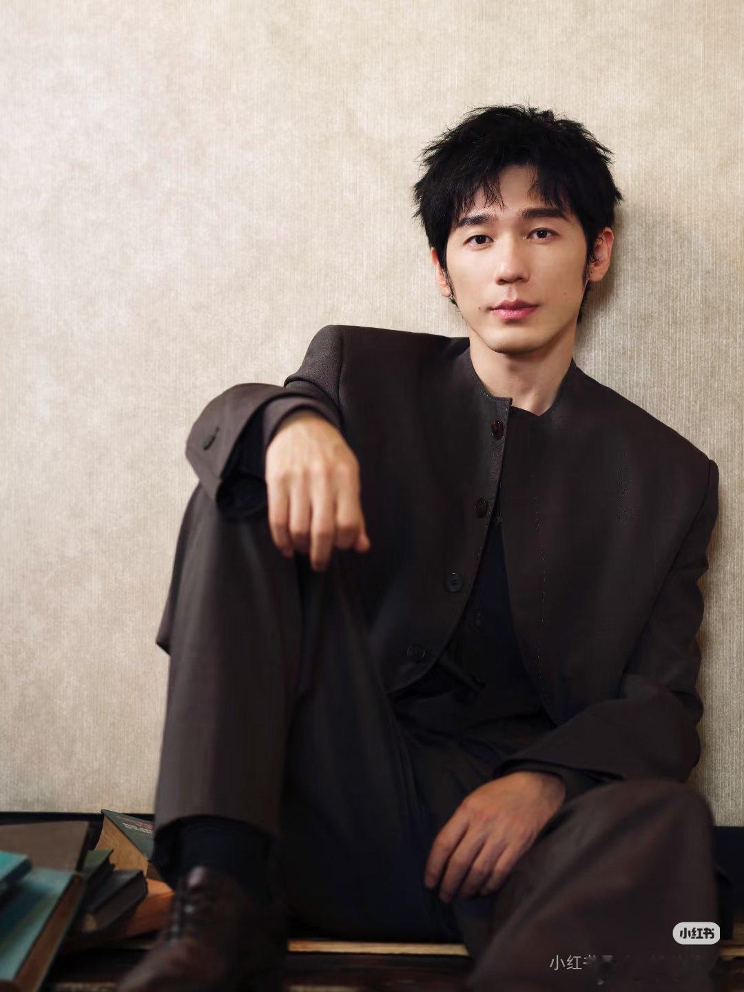 网友辣评白宇，白宇哪是实力派，纯靠老气长相硬凹演技派错觉罢了，早年也是耽改捷径出