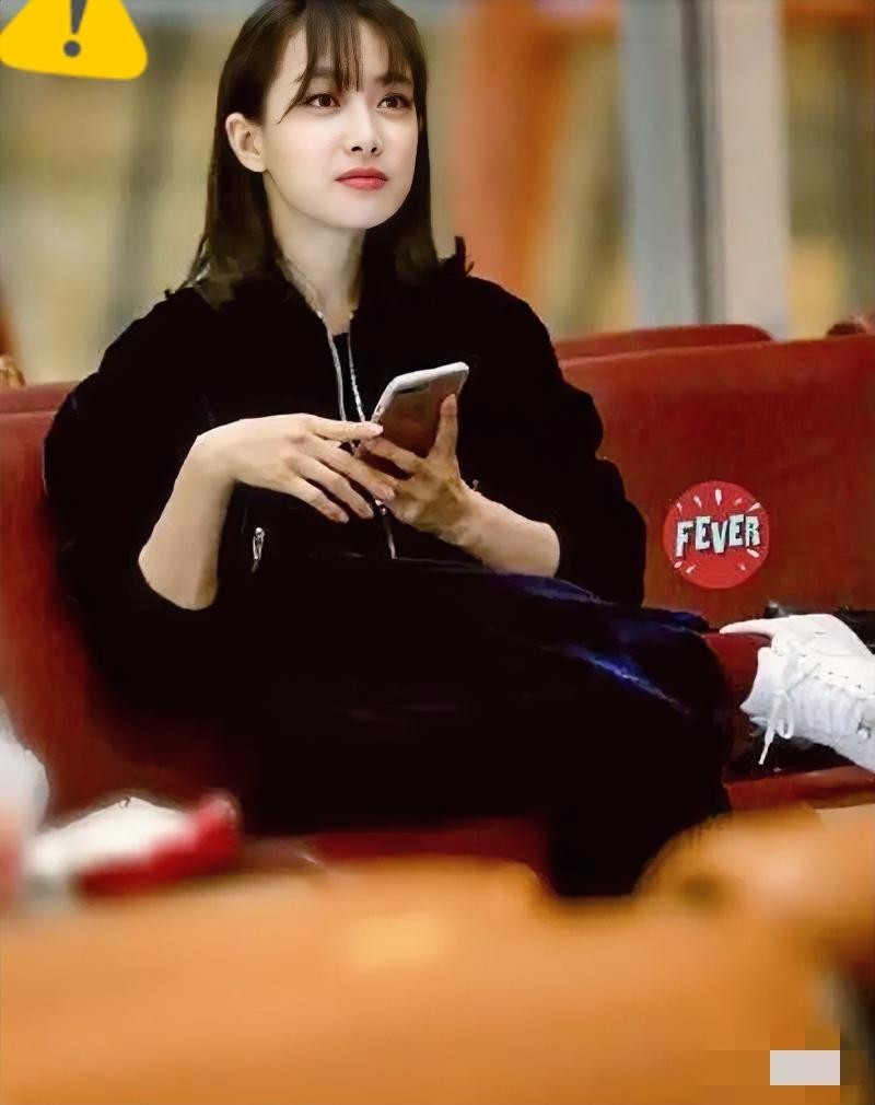 哎呀，这事儿闹的！微博之夜座位乌龙，杨幂工作室直接喊话要说法，官方火速道歉两次。