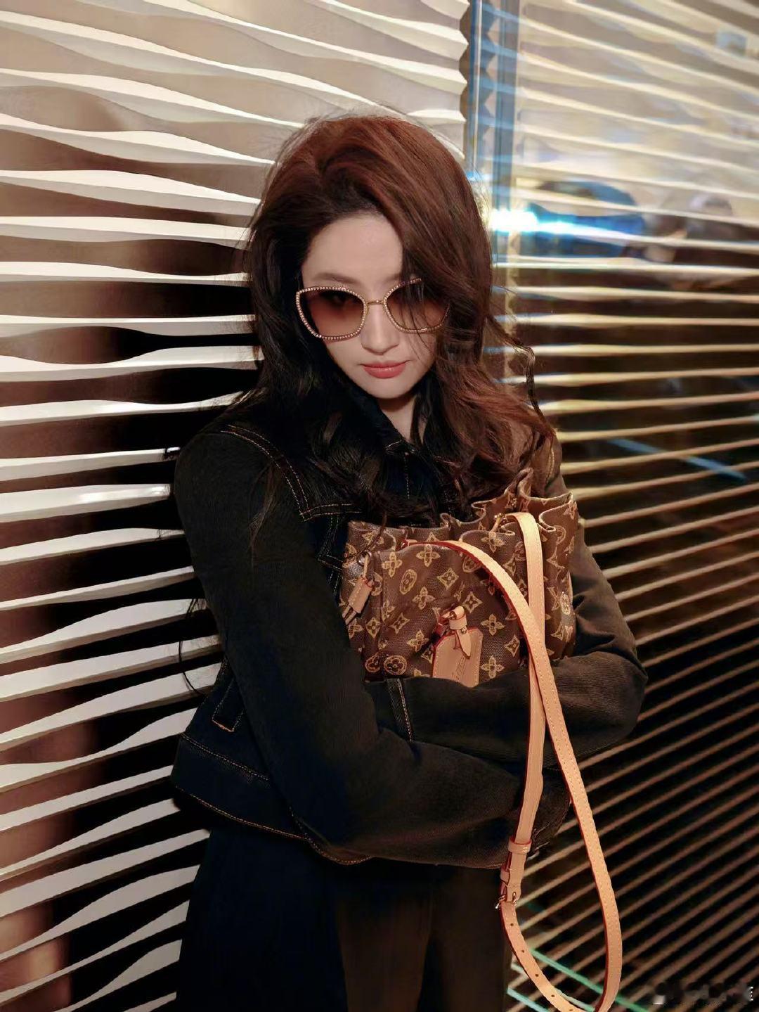 刘亦菲打卡路易威登刘亦菲LV草莓蛋糕 刘亦菲打卡路易威登 