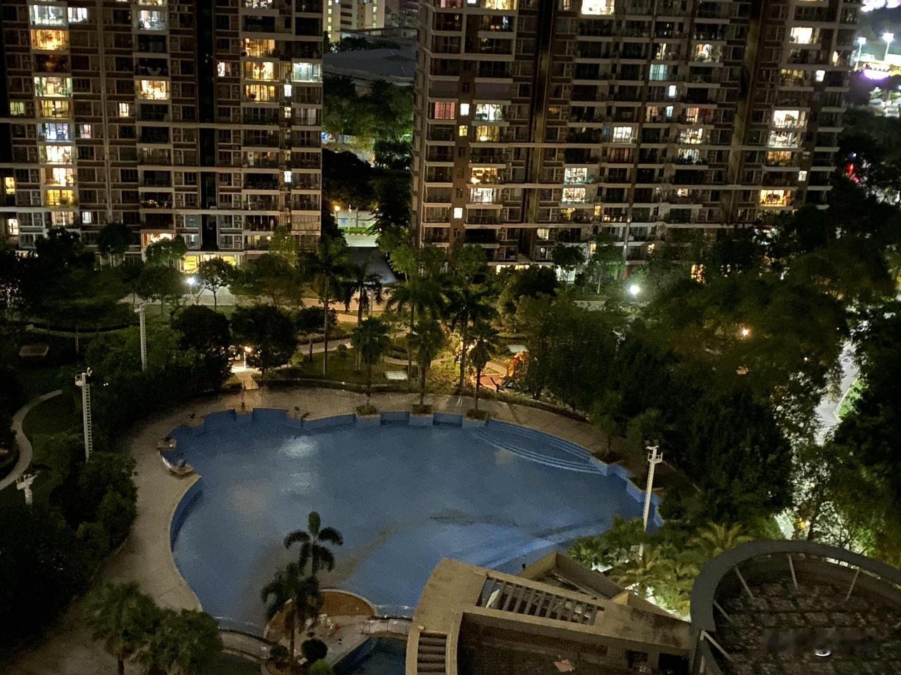 站在阳台，看夜色浸染城市，高楼的灯火一层一层亮起，像千万颗星星落在人间。

白天