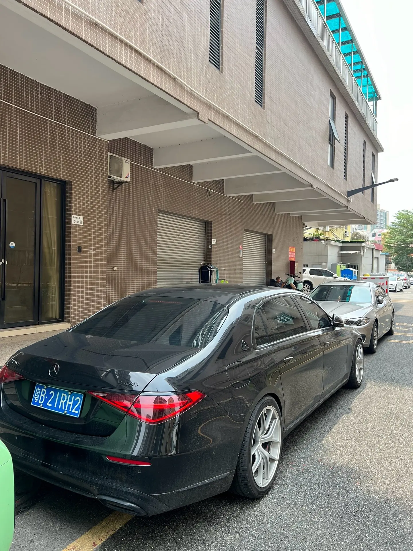 黑武士迈巴赫s480配上bbs轮毂，黑武士迈巴赫显得十分霸气又优雅，不...