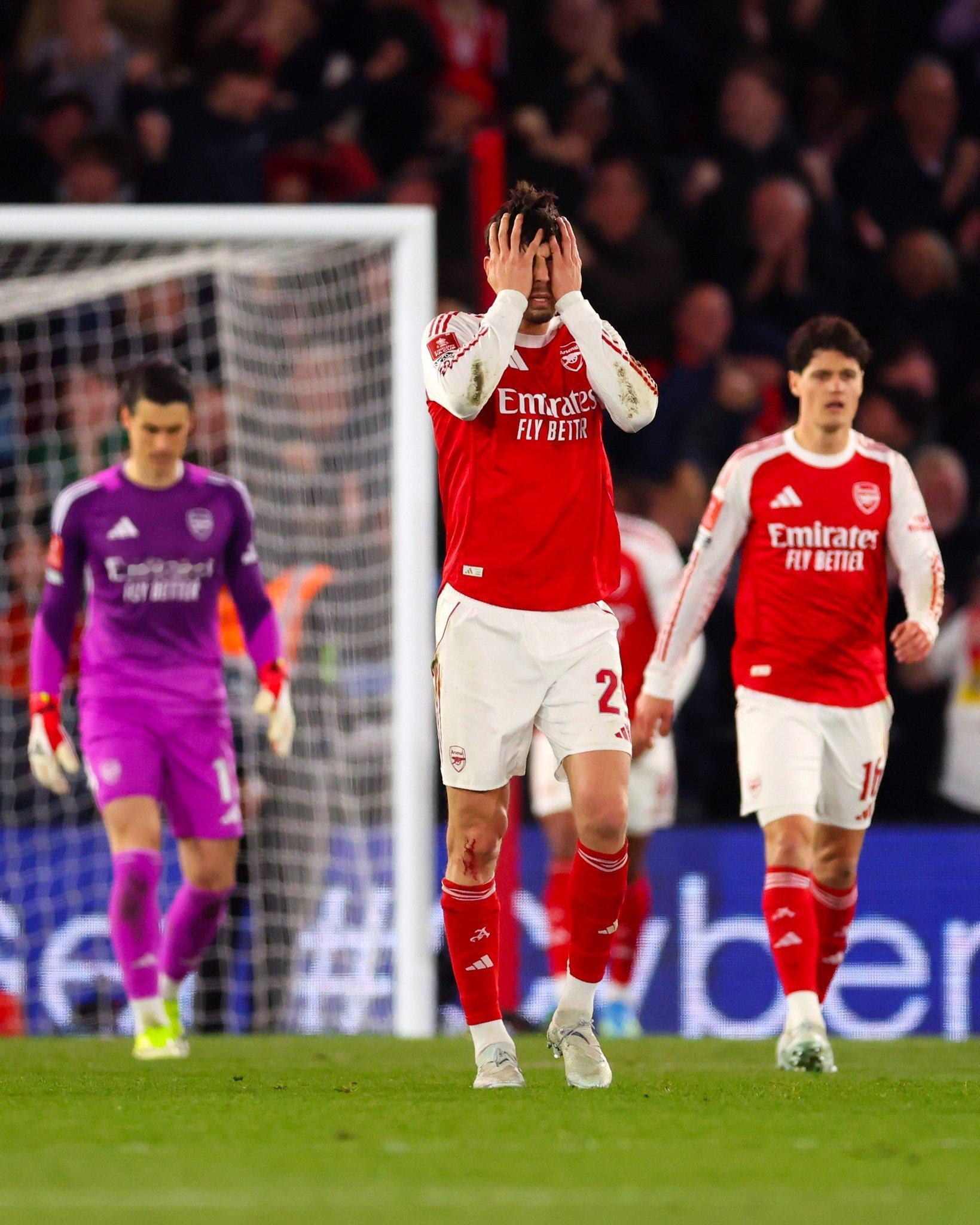 【BBC评出的英超十大耻辱丢冠】10. 15/16热刺: 最后三轮不胜，在斯坦福