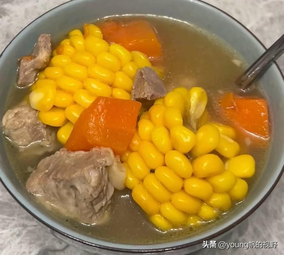 广东的网友说，这碗汤就是广东的省汤，含金量十足，几乎每个广东的家庭都会喝这样的汤