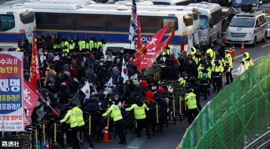 韩国调查人员欲再次逮捕尹锡悦

1月15日，韩国调查人员再次试图进入被弹劾总统尹