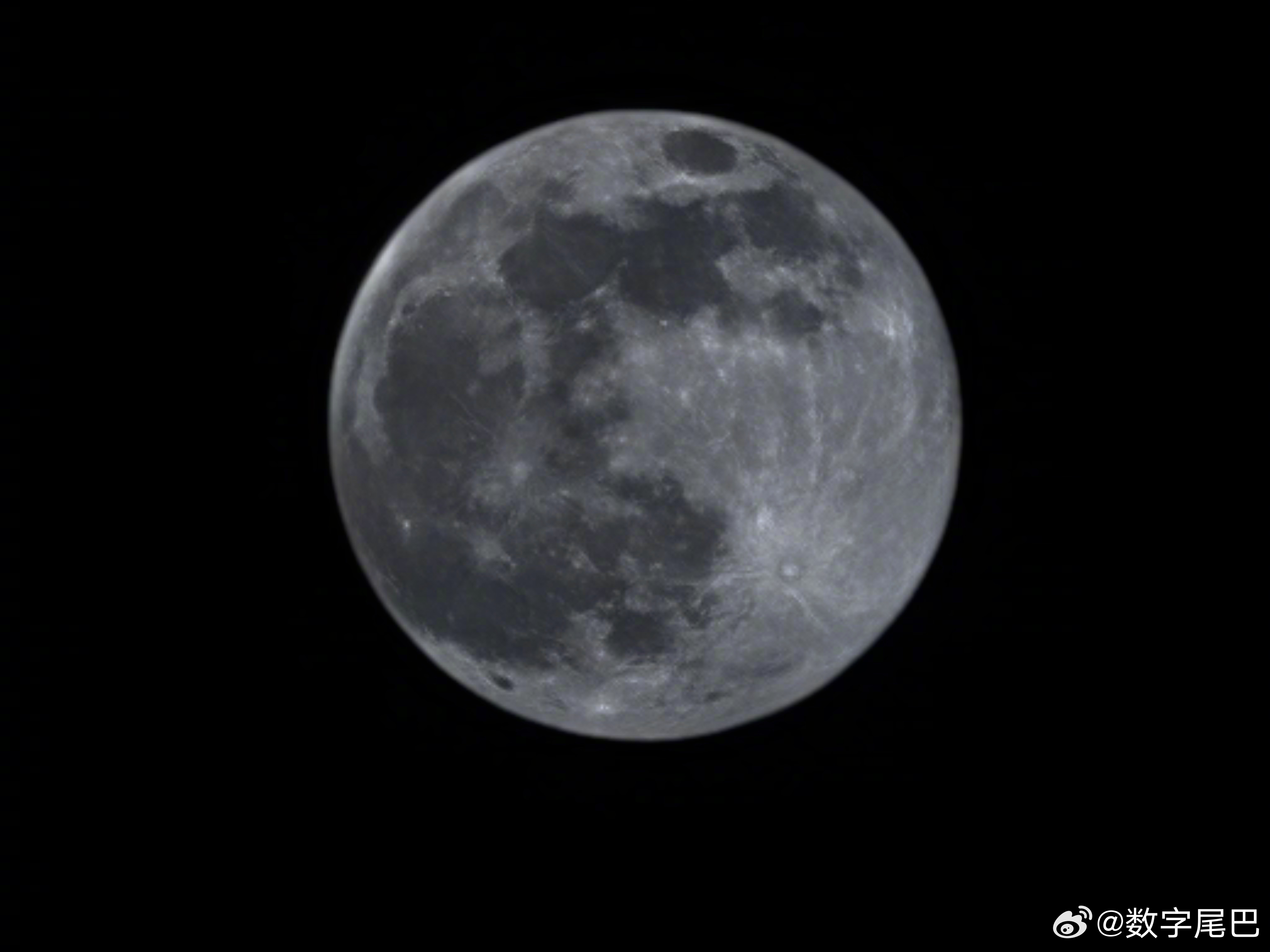 超级月亮直击2025最大超级月亮 各位晚上好，就现在，你们抽空抬头看看今晚的超级