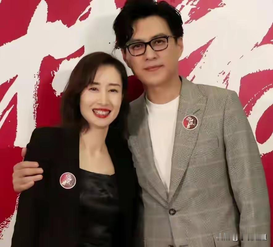 只能说靳东的眼光太准了！  
他的判断一点都没错。  

当年《伪装者》合作完，