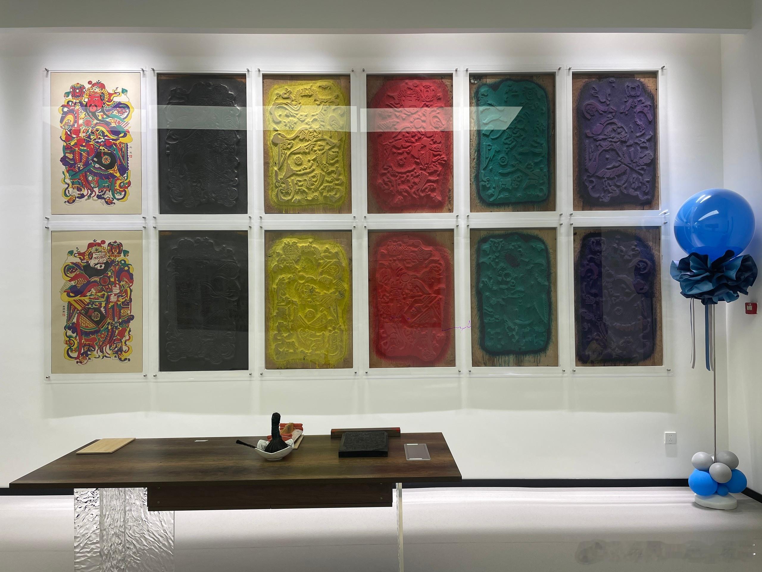 生活手记一版一画一匠心。古法在手，刷墨、铺纸、拓印…… 成品「独坐门神」。一纸朱