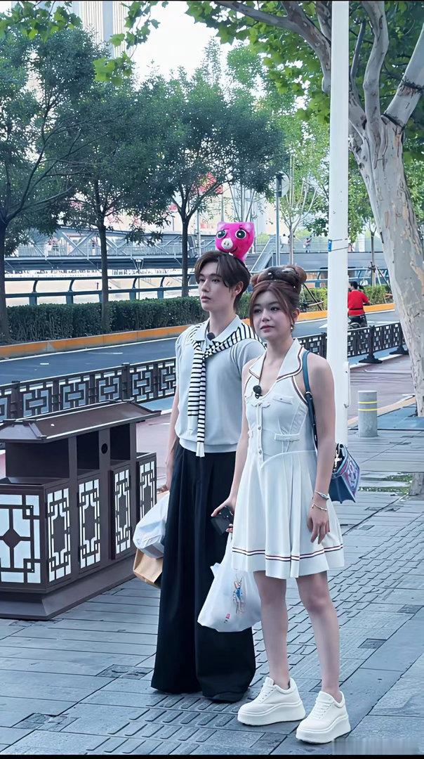 陈妍希，43岁了，从头到脚少女装扮，竟然一点也不违和，她白皙红润的肌肤真的堪比少