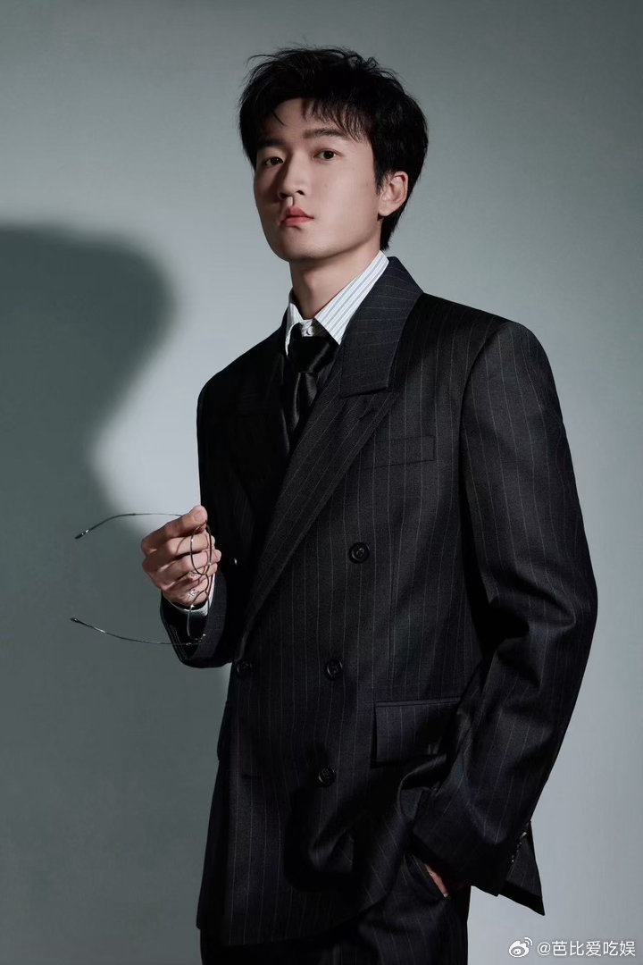 是镜头前的，也是一生守护的李行客我的山与海 静有温柔，动有力量～这组西装照真的好