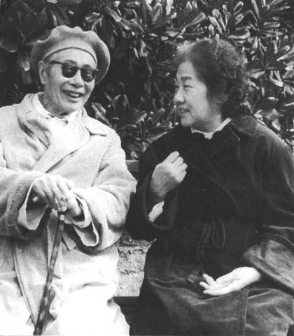 张瑞芳和于伶畅谈文艺春天的到来。(1982年)