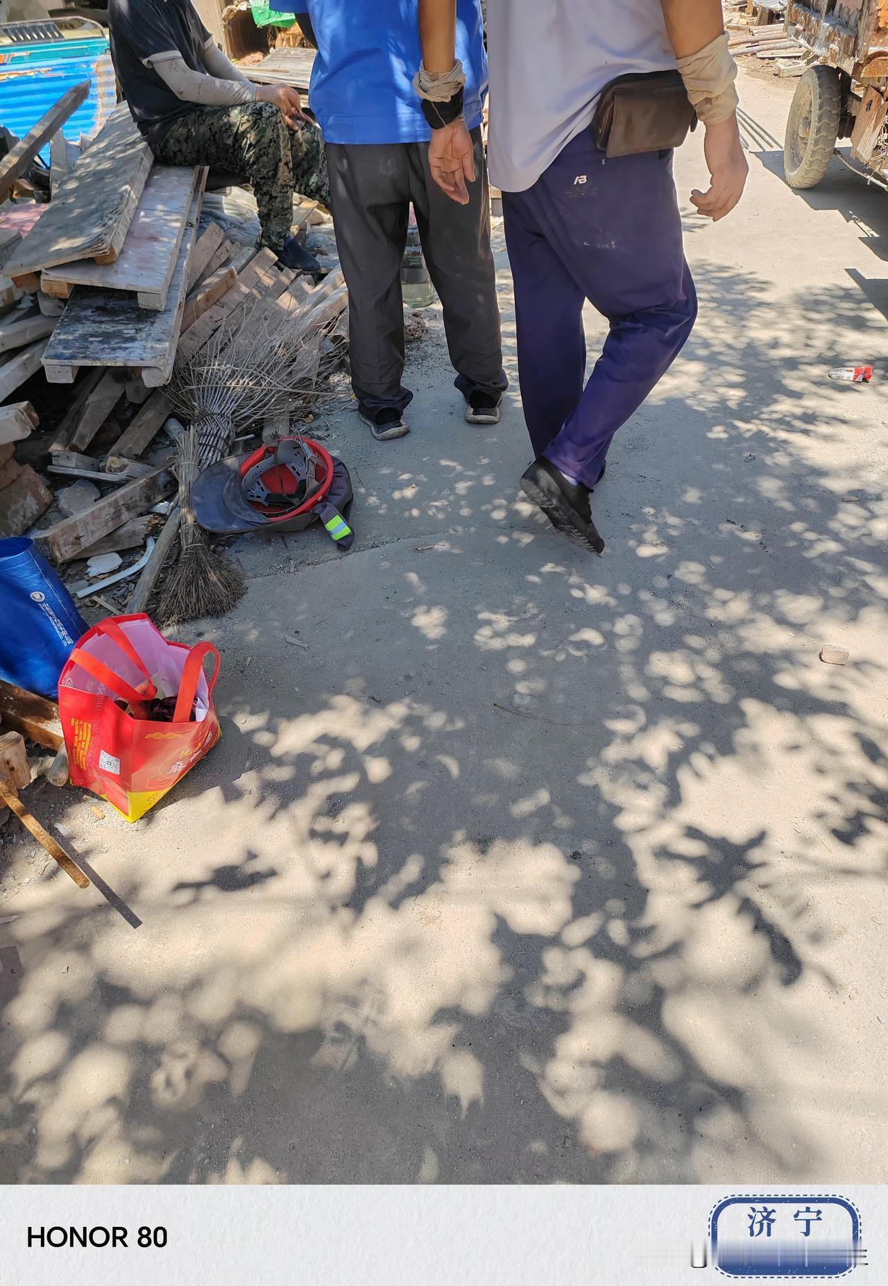 这样对农民工的生命有着不可估量的隐患。

一个工地如果停工了，农民工即使再控制不