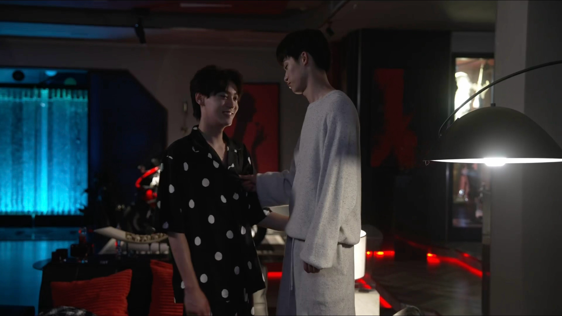 哥哥第一次～送我衣服～ 就是这么一个看起来人畜无害的小手办对他哥哥的大扔子掐来揉