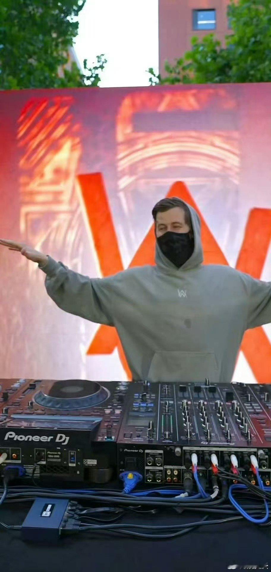 AlanWalker打碟现场也太燃了Alan Walker的电音鼓点一出来，直接