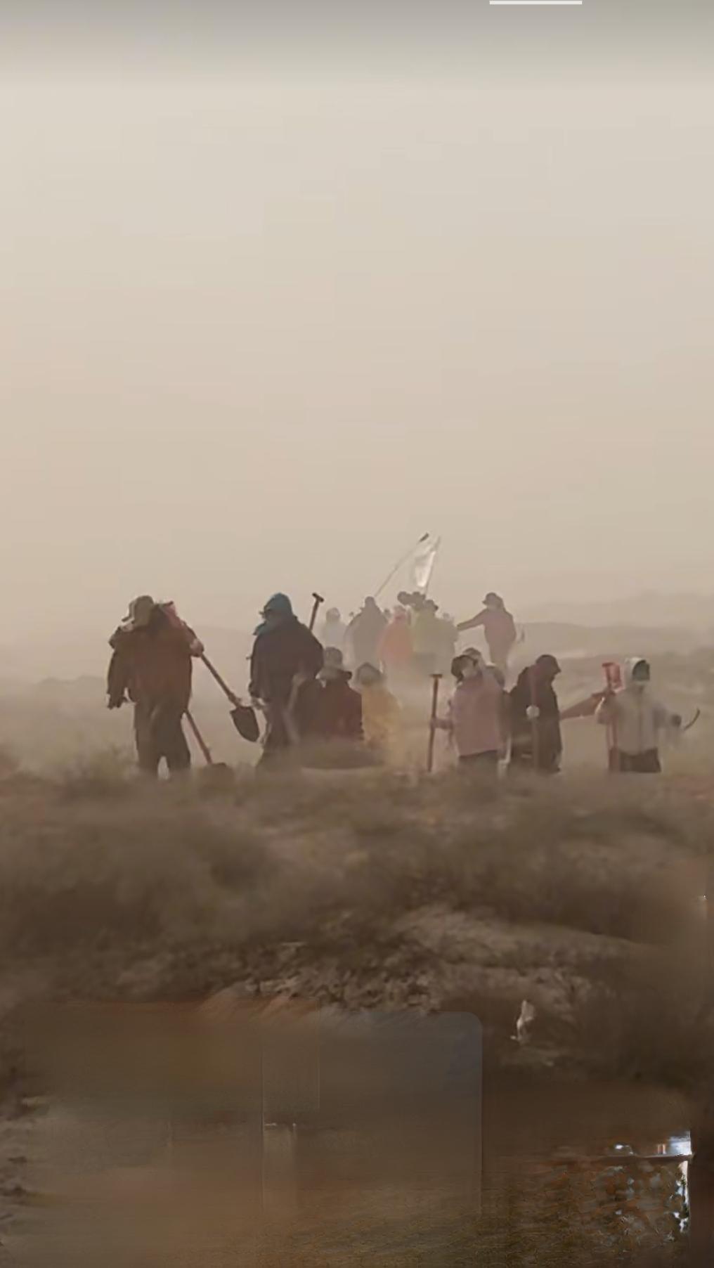 • 生态破圈：从孤军奋战到全民守护
曾经的民勤治沙是本地人的生存保卫战，如今“请