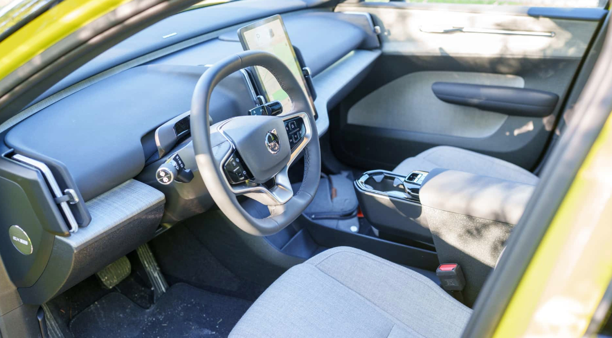 沃尔沃召回超4万辆EX30，因电池存过热起火风险。车主被建议限制充电至70%、远