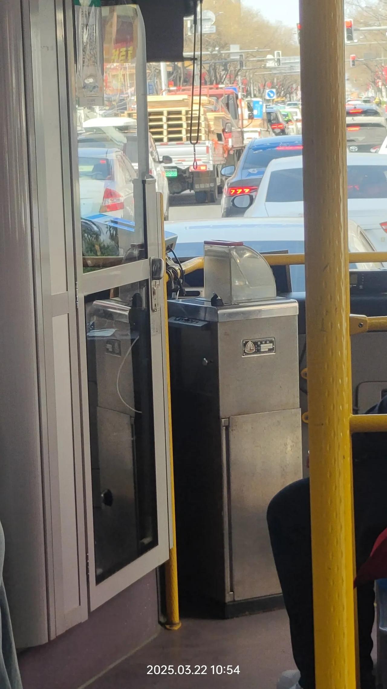 今天涿州一日游，发现没有共享单车，公共汽车还是乘客自己扫码付款【公交车有扫码设备