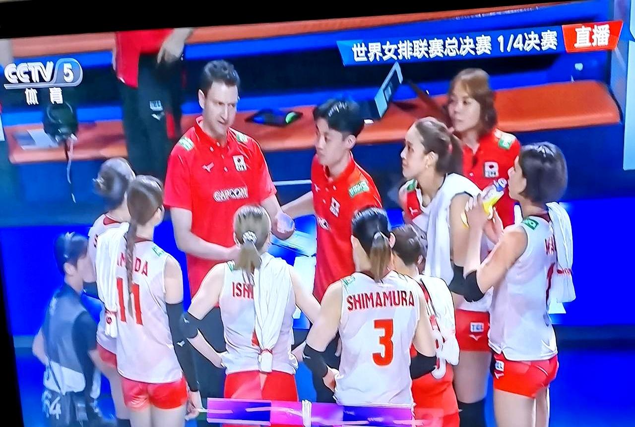 看巴西对日本的女排1/4决赛时，镜头掠过去那一秒，还以为日本队有人扑倒泥地，短裤