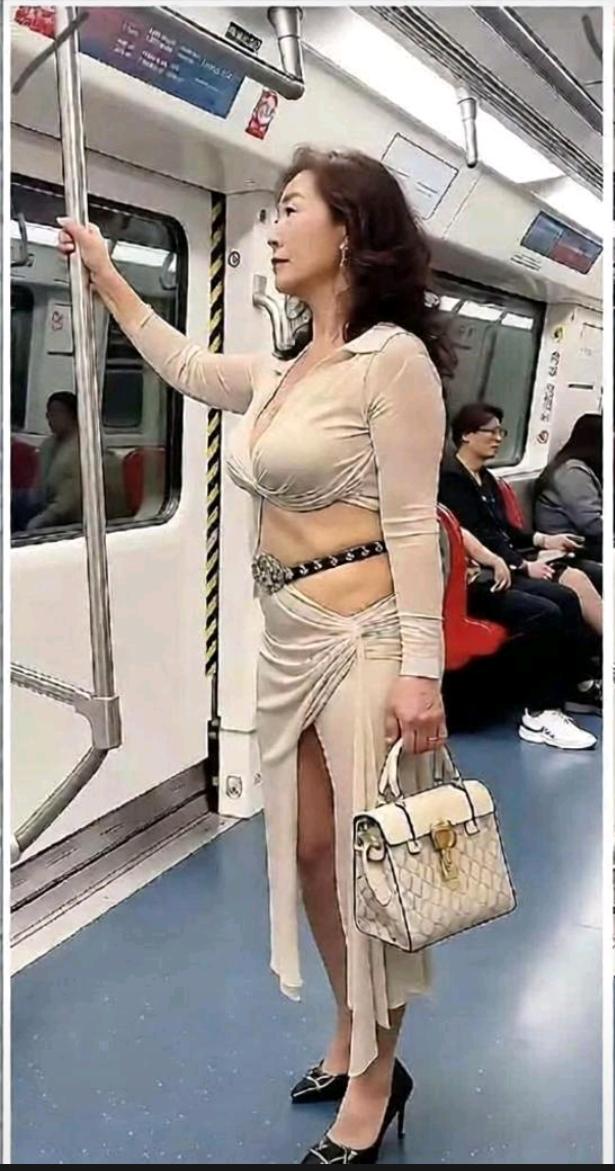 该说不说，
大妈这造型真的是惊艳了
地铁上总有一些人，
让你觉得高不可攀。

一